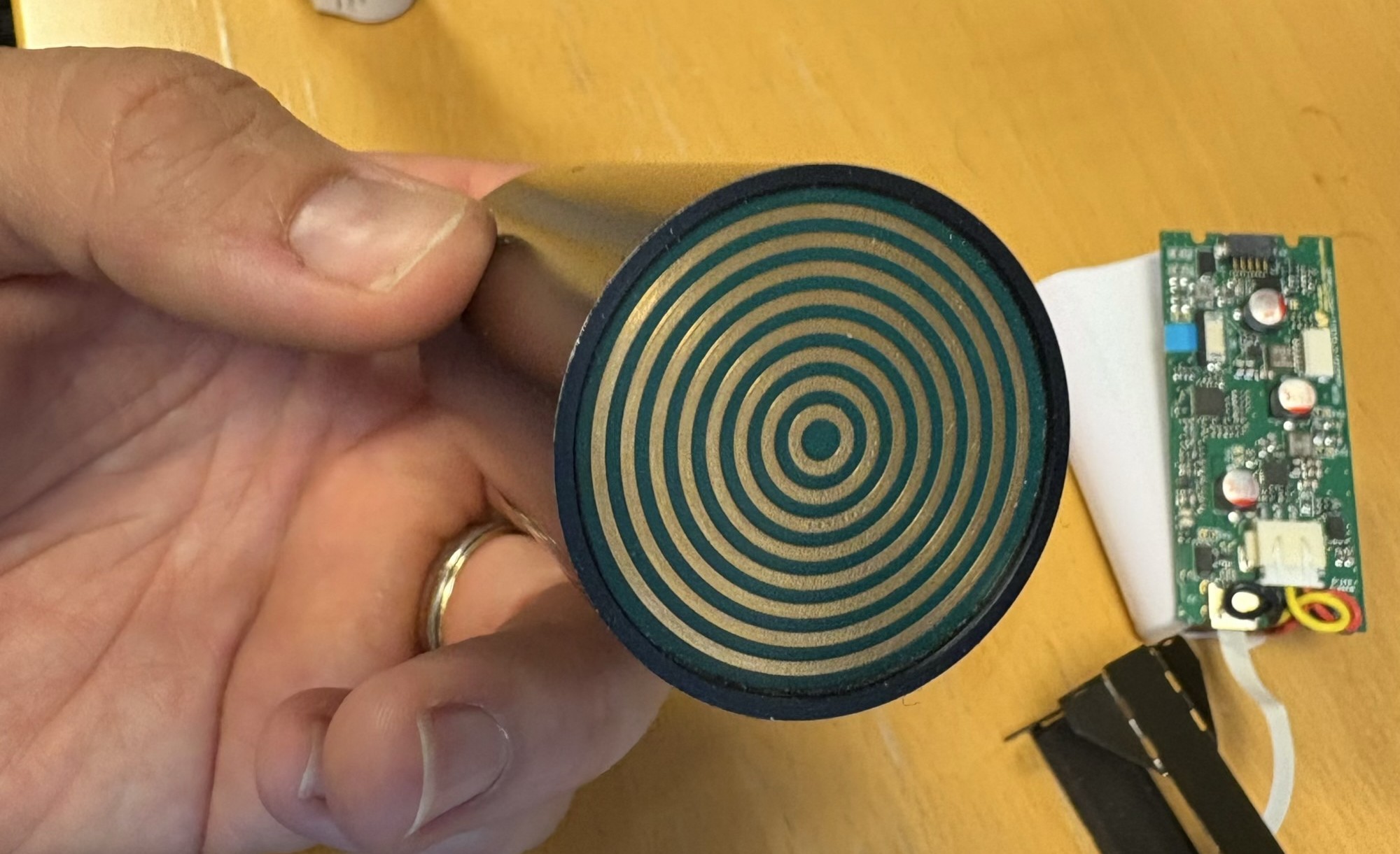 Concentric circular contact pads inside the Flir battery connector